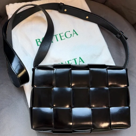 BOTTEGA VENETA Spazzolato Intrecciato Maxi Cassette Crossbody Bag Black woven - Picture 9 of 17